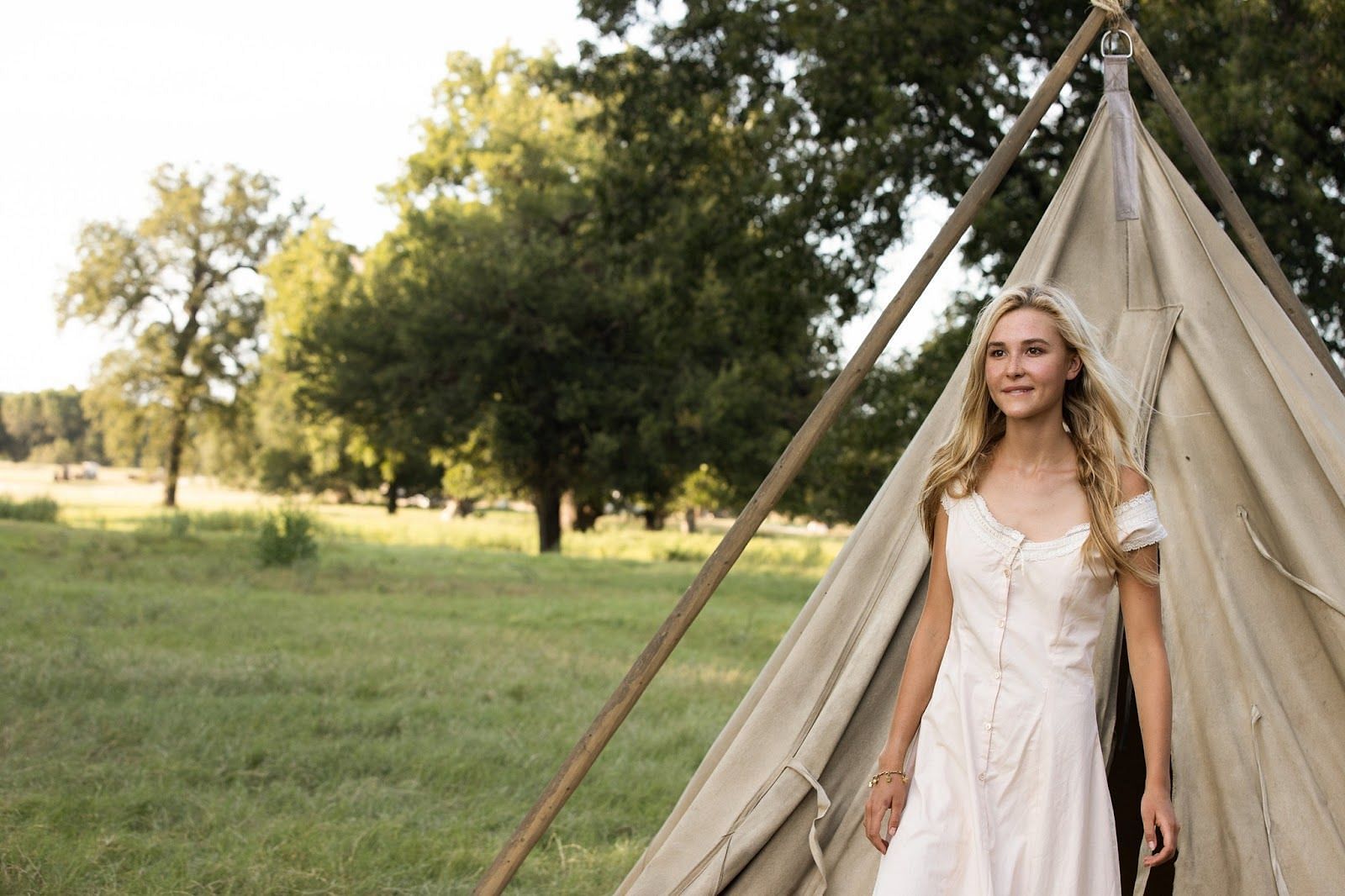 Who portrays Elsa Dutton in 1883?